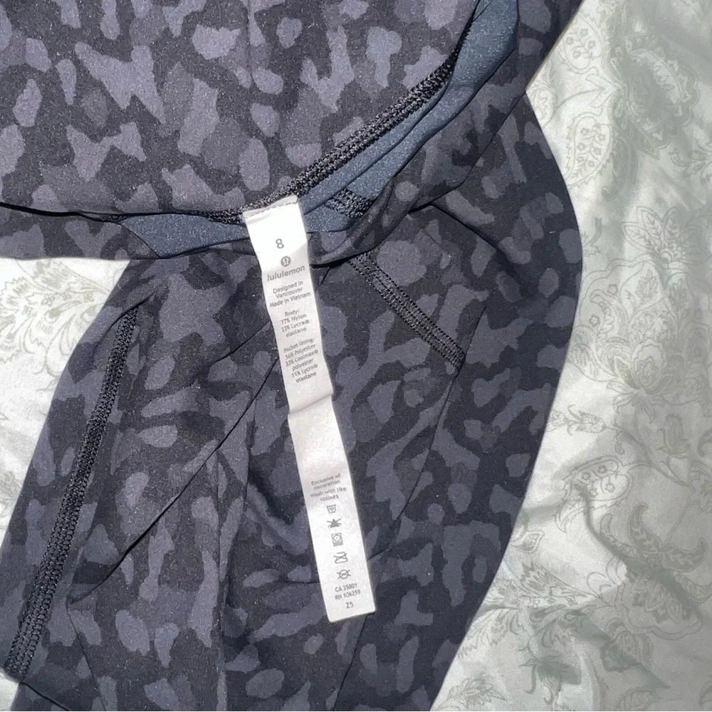 Lululemon Formation Camo HR 21” Crops Sz 8 - Picture 6 of 6